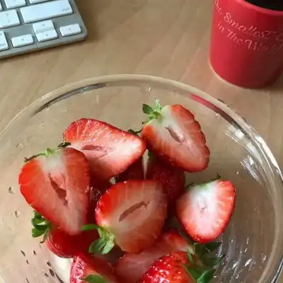  ins草莓背景你和草莓一样甜听风景静物头像我要个性网