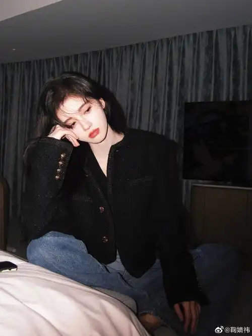 组图鞠婧祎胶片感写真大片释出红唇卷发氛围感拉满 组图鞠婧祎胶片感写真大片释出红唇卷发氛围感拉满