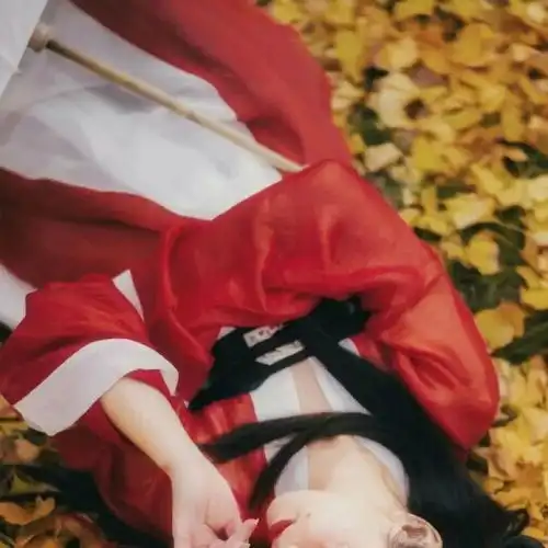  红色背景头像