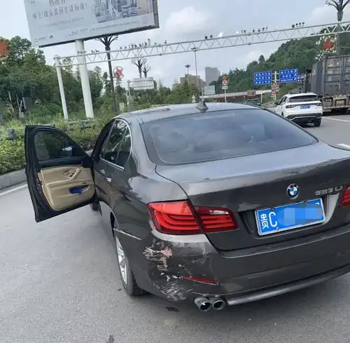  遵义一轿车违法变道强行掉头,导致后方车辆避让不及