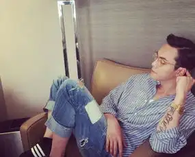  太爱这个feel陈伟霆戴眼镜变禁欲系男主