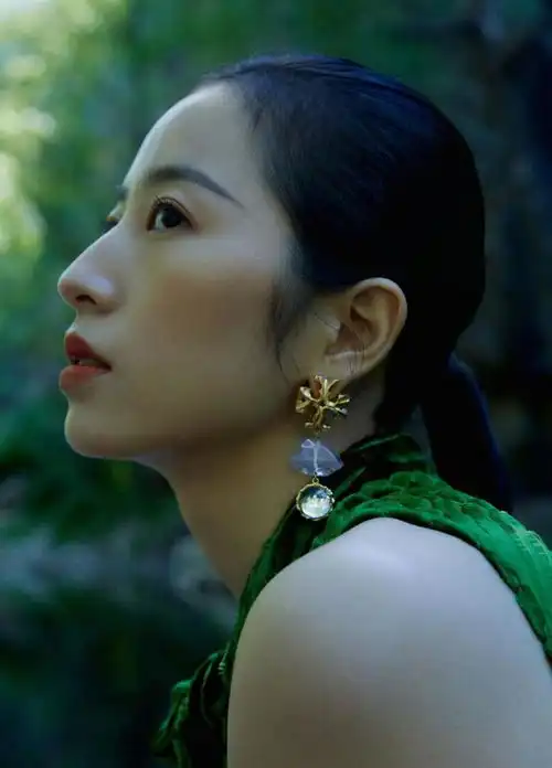 周雨彤也是高级脸,3万3的绿色丝绒裙配低马尾,复古霸气 周雨彤也是高级脸,3万3的绿色丝绒裙配低马尾,复古霸气