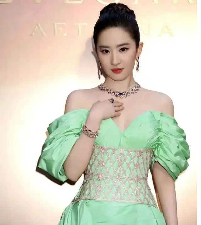  刘亦菲生图又翻车与海瑟薇同框显粗壮,舒淇被挤到面露尴尬
