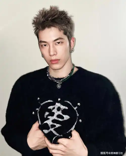 安静而有力,会穿黑色系的男人,才是真正的有品位的 安静而有力,会穿黑色系的男人,才是真正的有品位的