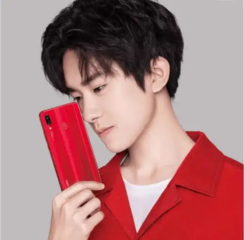 华为实力宠代言人,tfboys演唱会易烊千玺应援红闪亮全场