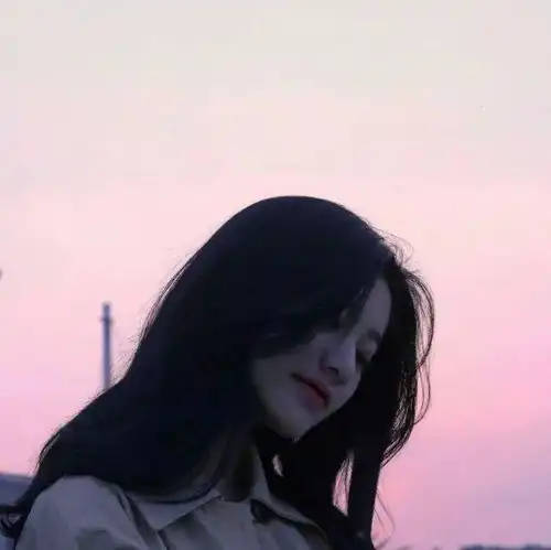  谁有黑色系高冷头像女头