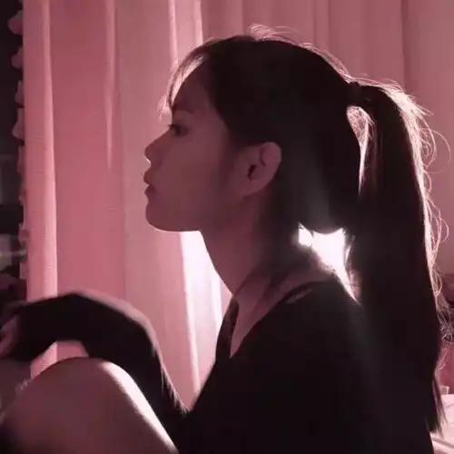  谁有黑色系高冷头像女头