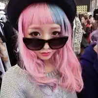  这一位来自香港粉红色头发的女生叫什么名字