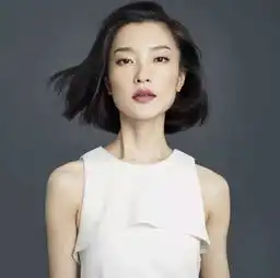 禁欲系的她,衣品搭配堪称时尚圈的标杆,是公认的初恋女神