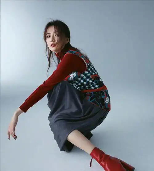 徐璐张铭恩携手秀恩爱,红蓝黑白系穿搭出镜,完全配一脸 徐璐张铭恩携手秀恩爱,红蓝黑白系穿搭出镜,完全配一脸