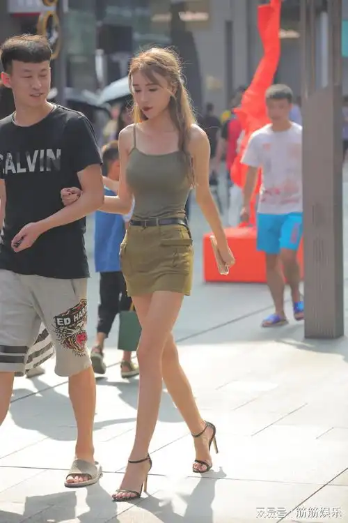  小姐姐一身绿色系穿搭,复古又大气生机感满满