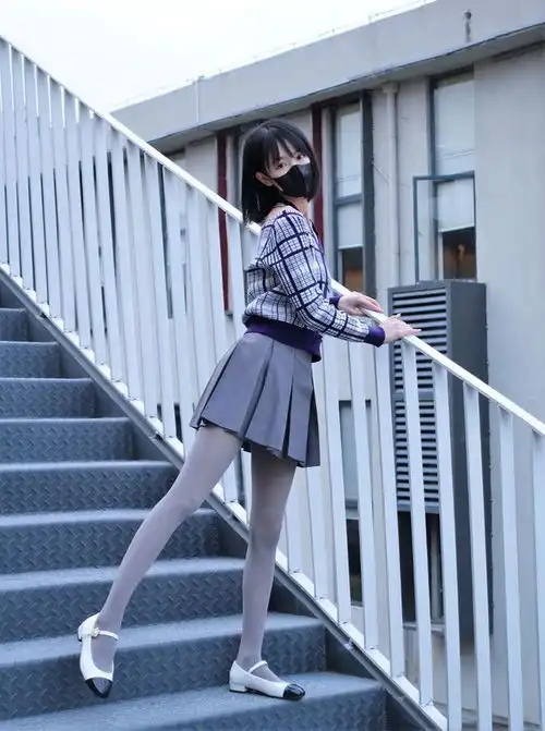  蓝灰色系穿搭攻略邻家气质穿出优雅淑女风