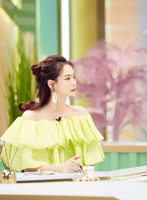  牛油果绿已经烂大街了,现在流行的是薄荷绿和鲜草绿,穿上超惊艳