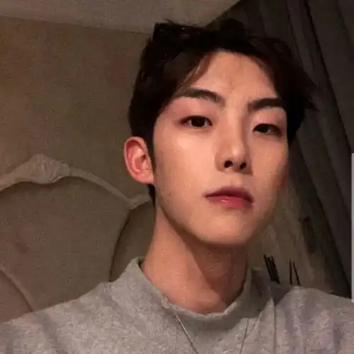 男生头像人们总是兴高采烈的去奔赴一场未知的悲剧 男生头像人们总是兴高采烈的去奔赴一场未知的悲剧