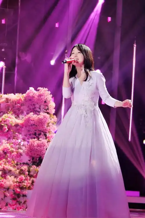  杨钰莹一袭粉裙美得仙气满满,47岁少女感依旧那么好哪用装嫩