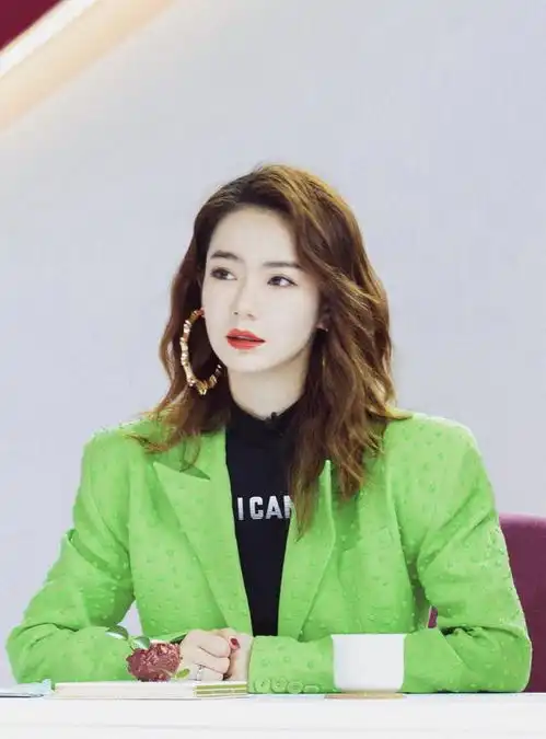 戚薇穿荧光色抢镜,绿色浮点西装皮肤超白,网友耳环有点猛