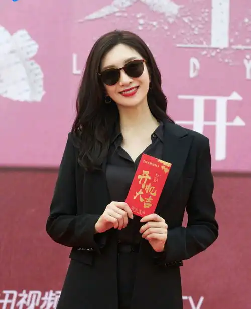 江疏影复古港风穿搭真迷人黑色西服套装配烈焰红唇,温柔且霸道 江疏影复古港风穿搭真迷人黑色西服套装配烈焰红唇,温柔且霸道