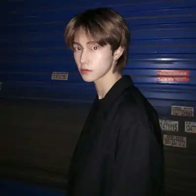 男生禁欲系高冷头像贾晨
