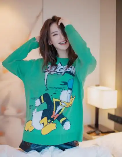  戚薇太惊艳,别人嫌弃的绿色也穿出门,可效果却好到爆