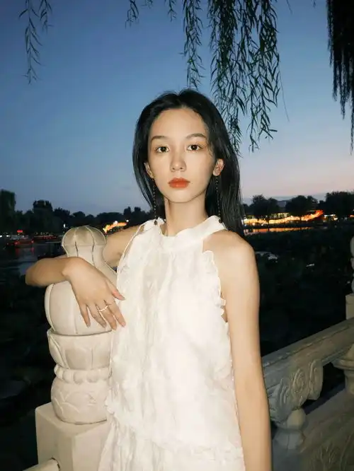  周也夏末出门遛弯赏景穿无袖白裙秒变清冷感美女