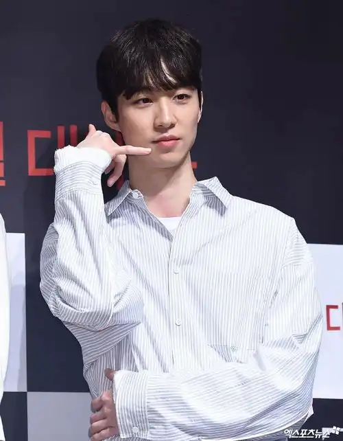  热议韩国影后热恋32岁奶狗系导演,高颜值引发热议