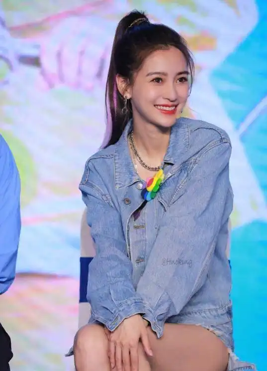 秦岚造型好飒呀绿色亮片露肩裙港风复古,神级容颜又美又仙 秦岚造型好飒呀绿色亮片露肩裙港风复古,神级容颜又美又仙