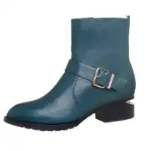  湖蓝色短靴如何搭配