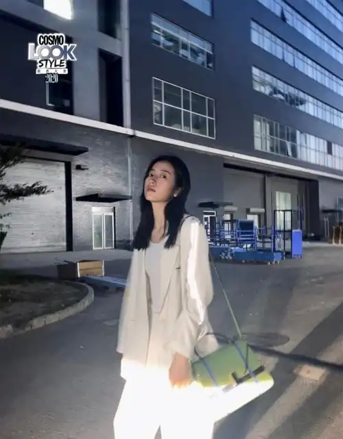  周雨彤玩转白色系穿搭,简约风格也能尽显不同,还真是美出新高度