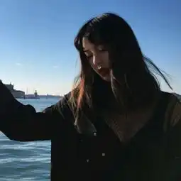  女生海边一个人看海头像