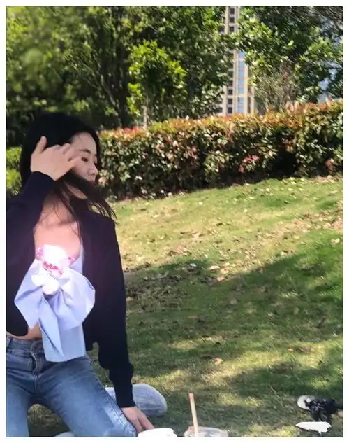 黑色系衣服很沉闷不好看穿在美女身上,满满的成熟风味