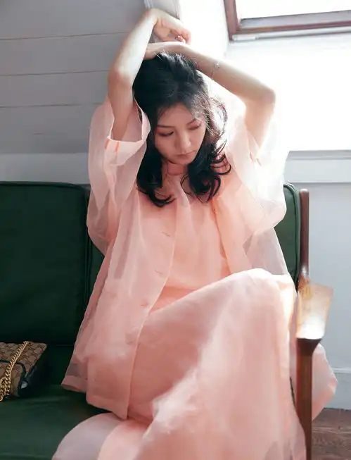  春夏发布花园阁楼大片纱裙花式穿搭演绎夏日清新