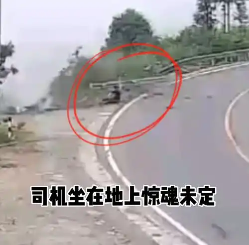  货车弯道径直冲出道路,掉落山崖瞬间司机神反应开车门跳车逃生