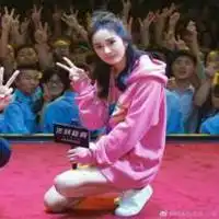  粉色卫衣头像穿粉色卫衣的可爱女生头像