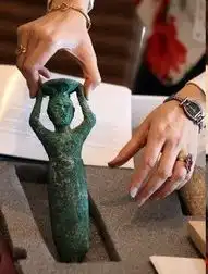  伊拉克展示上千艺术藏品有刻有萨达姆头像步枪