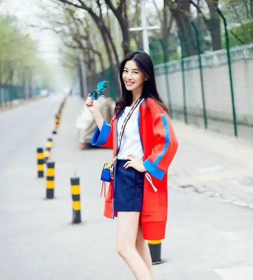  不愧是7次入选全球百美女星,一袭黑色系扣大衣裙,帅气恣意