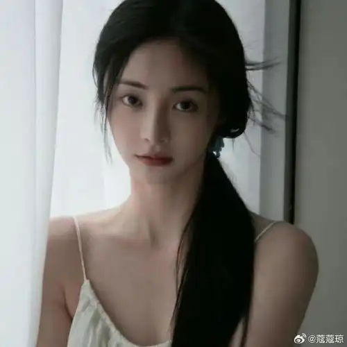  范丞丞被拍到给女生整理头发,周洁琼否认恋情,范丞丞也发文回应