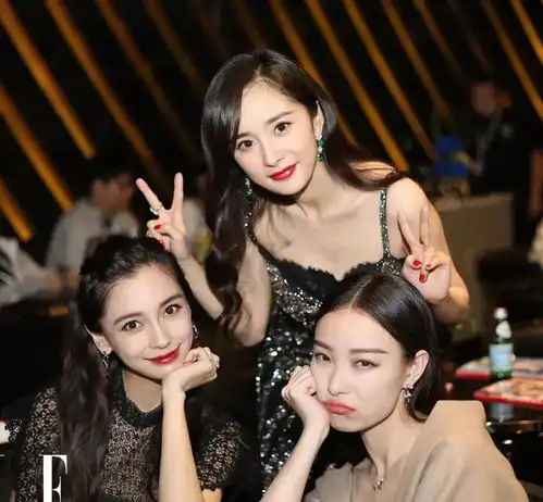  杨幂唐嫣终于再次同框,一个前排一个后排,网友看来关系是掰了