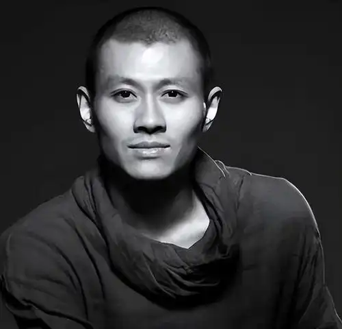  杨丽萍男孔雀跳楼离世,是舞台的悲剧,还是社会的悲哀