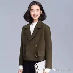  你的秋冬红唇look配绿色系毛呢外套,