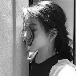  女生头像黑白丧系女头像