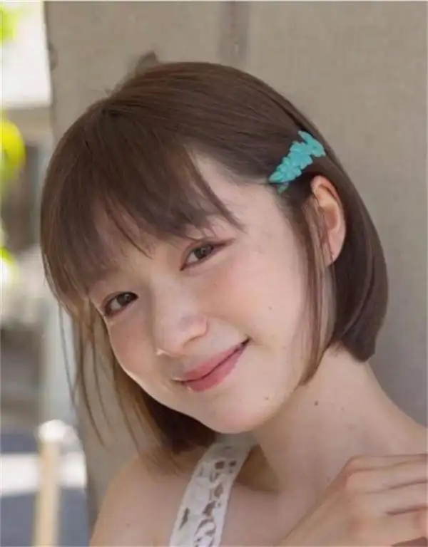  2021年流行的四款短发齐肩烫发复古甜美,这款是猫系女友感