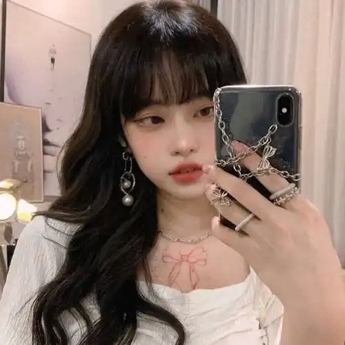  自拍风格女生头像