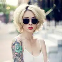  欧美戴眼镜纹身妹子