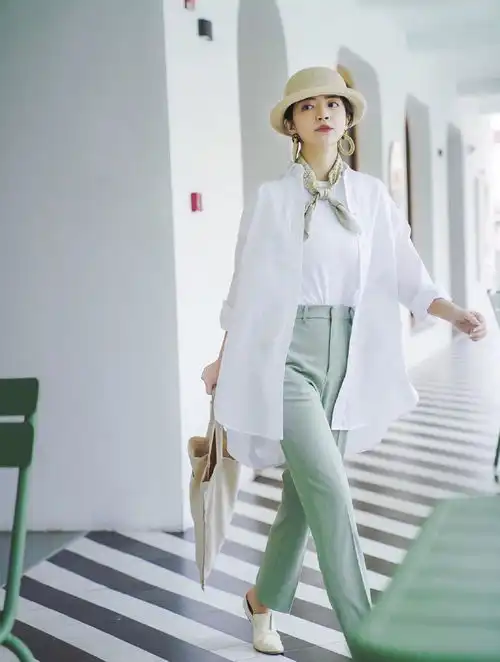  博主三木不愧是基础款高手,她对t恤单品的时髦穿搭,值得学