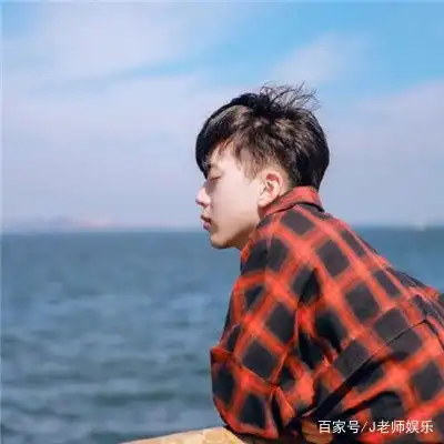  15岁女初中生戴口罩成网红,直播时摘下口罩露脸,女神气质不见了