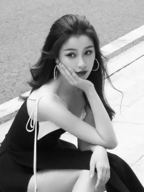 虞书欣终于瘦下来啦穿黑色开叉长裙成富家千金,气质更是大蜕变 虞书欣终于瘦下来啦穿黑色开叉长裙成富家千金,气质更是大蜕变