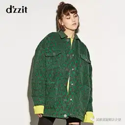  你的秋冬红唇look配绿色系毛呢外套,