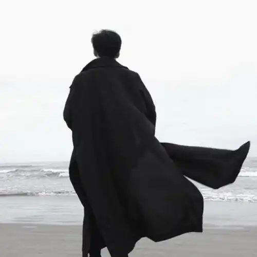  海风撩裙摆