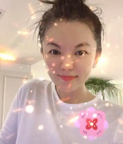 45岁李湘近照暴瘦,t恤搭丸子头像张雨绮,鸽子蛋耳环不便宜 45岁李湘近照暴瘦,t恤搭丸子头像张雨绮,鸽子蛋耳环不便宜