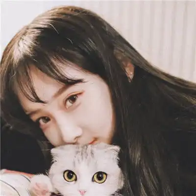  抱着猫咪的女生头像可爱清新大概想要的是喜欢被占有